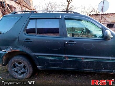 Зелений Мерседес МЛ класс, об'ємом двигуна 2.3 л та пробігом 205 тис. км за 1850 $, фото 1 на Automoto.ua