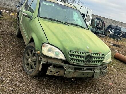 Зеленый Мерседес МЛ класс, объемом двигателя 4 л и пробегом 300 тыс. км за 2999 $, фото 1 на Automoto.ua