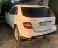 Белый Мерседес МЛ, объемом двигателя 3 л и пробегом 275 тыс. км за 12500 $, фото 1 на Automoto.ua