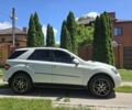Белый Мерседес МЛ, объемом двигателя 5.5 л и пробегом 200 тыс. км за 14000 $, фото 4 на Automoto.ua