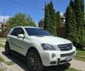 Белый Мерседес МЛ, объемом двигателя 5.5 л и пробегом 200 тыс. км за 14000 $, фото 3 на Automoto.ua