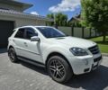 Белый Мерседес МЛ, объемом двигателя 5.5 л и пробегом 200 тыс. км за 14000 $, фото 1 на Automoto.ua