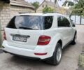 Белый Мерседес МЛ, объемом двигателя 3 л и пробегом 250 тыс. км за 12900 $, фото 3 на Automoto.ua