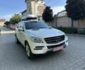 Белый Мерседес МЛ, объемом двигателя 3 л и пробегом 300 тыс. км за 19800 $, фото 1 на Automoto.ua