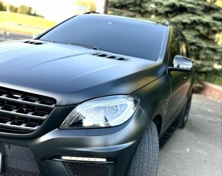 Белый Мерседес МЛ, объемом двигателя 5.5 л и пробегом 125 тыс. км за 32650 $, фото 1 на Automoto.ua