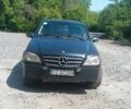 Чорний Мерседес МЛ, об'ємом двигуна 2 л та пробігом 270 тис. км за 4000 $, фото 1 на Automoto.ua