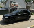 Черный Мерседес МЛ, объемом двигателя 4 л и пробегом 400 тыс. км за 4000 $, фото 1 на Automoto.ua