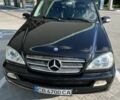 Черный Мерседес МЛ, объемом двигателя 5 л и пробегом 375 тыс. км за 8500 $, фото 2 на Automoto.ua