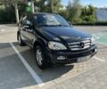 Черный Мерседес МЛ, объемом двигателя 5 л и пробегом 375 тыс. км за 8500 $, фото 1 на Automoto.ua