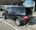 Черный Мерседес МЛ, объемом двигателя 5 л и пробегом 375 тыс. км за 8500 $, фото 4 на Automoto.ua