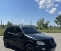Черный Мерседес МЛ, объемом двигателя 2.7 л и пробегом 400 тыс. км за 4000 $, фото 1 на Automoto.ua