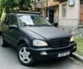 Черный Мерседес МЛ, объемом двигателя 4 л и пробегом 200 тыс. км за 3800 $, фото 1 на Automoto.ua