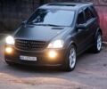 Черный Мерседес МЛ, объемом двигателя 5 л и пробегом 230 тыс. км за 10900 $, фото 3 на Automoto.ua