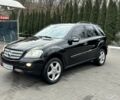 Чорний Мерседес МЛ, об'ємом двигуна 5 л та пробігом 200 тис. км за 10000 $, фото 1 на Automoto.ua
