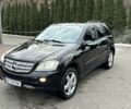 Чорний Мерседес МЛ, об'ємом двигуна 5 л та пробігом 200 тис. км за 10000 $, фото 4 на Automoto.ua