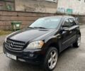 Черный Мерседес МЛ, объемом двигателя 5 л и пробегом 300 тыс. км за 8000 $, фото 1 на Automoto.ua