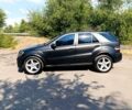 Черный Мерседес МЛ, объемом двигателя 5 л и пробегом 230 тыс. км за 10900 $, фото 7 на Automoto.ua