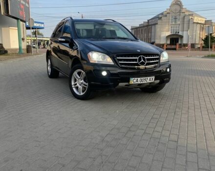 Черный Мерседес МЛ, объемом двигателя 0 л и пробегом 230 тыс. км за 12500 $, фото 1 на Automoto.ua