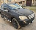Черный Мерседес МЛ, объемом двигателя 3 л и пробегом 264 тыс. км за 6000 $, фото 2 на Automoto.ua