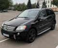Черный Мерседес МЛ, объемом двигателя 5 л и пробегом 240 тыс. км за 10500 $, фото 1 на Automoto.ua