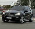 Черный Мерседес МЛ, объемом двигателя 3.5 л и пробегом 370 тыс. км за 7200 $, фото 1 на Automoto.ua
