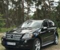 Чорний Мерседес МЛ, об'ємом двигуна 5.5 л та пробігом 255 тис. км за 12000 $, фото 1 на Automoto.ua