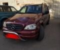 Красный Мерседес МЛ, объемом двигателя 0 л и пробегом 300 тыс. км за 6000 $, фото 1 на Automoto.ua