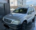 Серый Мерседес МЛ, объемом двигателя 4.3 л и пробегом 246 тыс. км за 4300 $, фото 3 на Automoto.ua