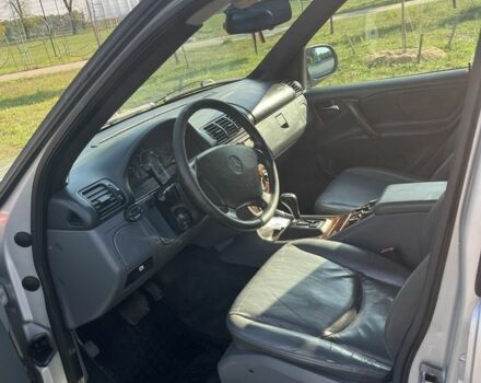 Сірий Мерседес МЛ, об'ємом двигуна 3.2 л та пробігом 250 тис. км за 5500 $, фото 4 на Automoto.ua