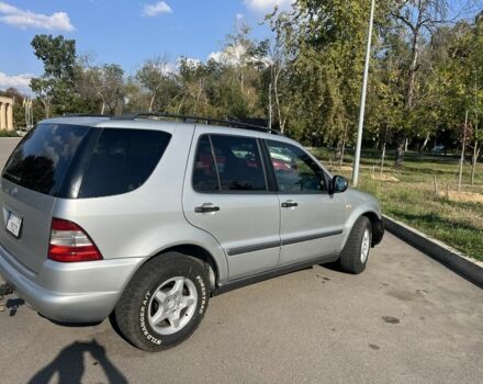 Сірий Мерседес МЛ, об'ємом двигуна 3.2 л та пробігом 250 тис. км за 5500 $, фото 3 на Automoto.ua