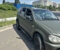 Серый Мерседес МЛ, объемом двигателя 3.2 л и пробегом 425 тыс. км за 4500 $, фото 1 на Automoto.ua