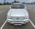 Серый Мерседес МЛ, объемом двигателя 3.2 л и пробегом 350 тыс. км за 5600 $, фото 1 на Automoto.ua