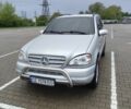 Серый Мерседес МЛ, объемом двигателя 3.2 л и пробегом 350 тыс. км за 5600 $, фото 1 на Automoto.ua