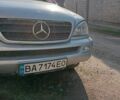 Сірий Мерседес МЛ, об'ємом двигуна 4 л та пробігом 250 тис. км за 6437 $, фото 2 на Automoto.ua