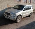 Сірий Мерседес МЛ, об'ємом двигуна 4 л та пробігом 250 тис. км за 6437 $, фото 4 на Automoto.ua