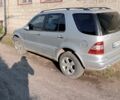 Сірий Мерседес МЛ, об'ємом двигуна 4 л та пробігом 250 тис. км за 6437 $, фото 5 на Automoto.ua