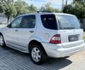 Сірий Мерседес МЛ, об'ємом двигуна 4 л та пробігом 323 тис. км за 5500 $, фото 6 на Automoto.ua