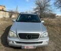 Серый Мерседес МЛ, объемом двигателя 2.7 л и пробегом 100 тыс. км за 3250 $, фото 1 на Automoto.ua