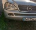 Сірий Мерседес МЛ, об'ємом двигуна 4 л та пробігом 250 тис. км за 6437 $, фото 1 на Automoto.ua