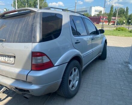 Сірий Мерседес МЛ, об'ємом двигуна 4 л та пробігом 325 тис. км за 4700 $, фото 2 на Automoto.ua