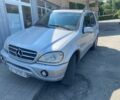 Сірий Мерседес МЛ, об'ємом двигуна 4 л та пробігом 325 тис. км за 4700 $, фото 1 на Automoto.ua