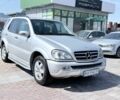 Сірий Мерседес МЛ, об'ємом двигуна 4 л та пробігом 323 тис. км за 5500 $, фото 1 на Automoto.ua
