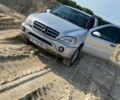Сірий Мерседес МЛ, об'ємом двигуна 4 л та пробігом 325 тис. км за 4700 $, фото 1 на Automoto.ua
