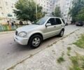 Серый Мерседес МЛ, объемом двигателя 2.7 л и пробегом 300 тыс. км за 5600 $, фото 1 на Automoto.ua