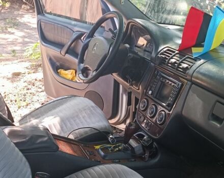 Серый Мерседес МЛ, объемом двигателя 3.7 л и пробегом 390 тыс. км за 5100 $, фото 7 на Automoto.ua