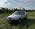 Серый Мерседес МЛ, объемом двигателя 2.7 л и пробегом 366 тыс. км за 3800 $, фото 1 на Automoto.ua