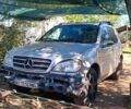 Серый Мерседес МЛ, объемом двигателя 3.7 л и пробегом 390 тыс. км за 5100 $, фото 1 на Automoto.ua