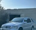 Серый Мерседес МЛ, объемом двигателя 4 л и пробегом 344 тыс. км за 4800 $, фото 1 на Automoto.ua