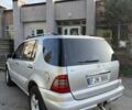 Серый Мерседес МЛ, объемом двигателя 2.7 л и пробегом 300 тыс. км за 5900 $, фото 2 на Automoto.ua