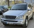 Серый Мерседес МЛ, объемом двигателя 2.7 л и пробегом 300 тыс. км за 5900 $, фото 1 на Automoto.ua